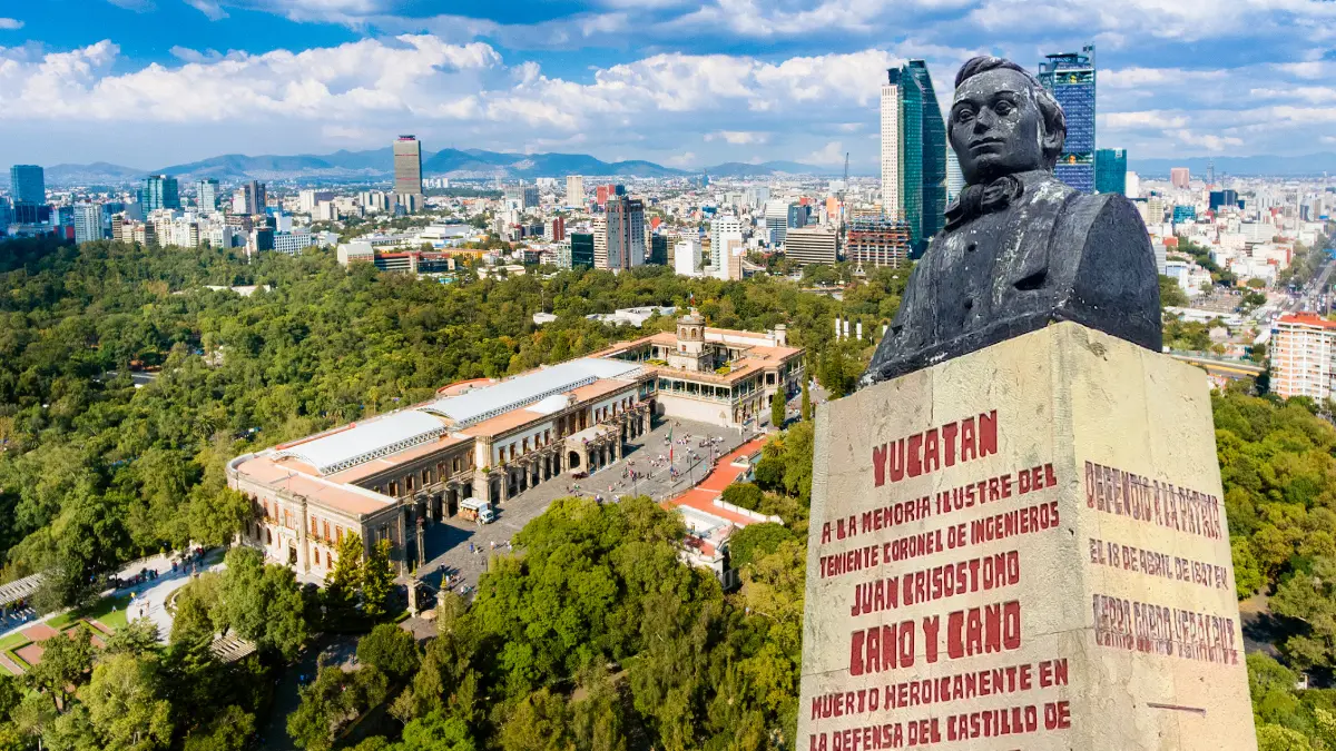 En Mérida hay un parque y un busto en su memoria Foto: Canva/Misael Ku