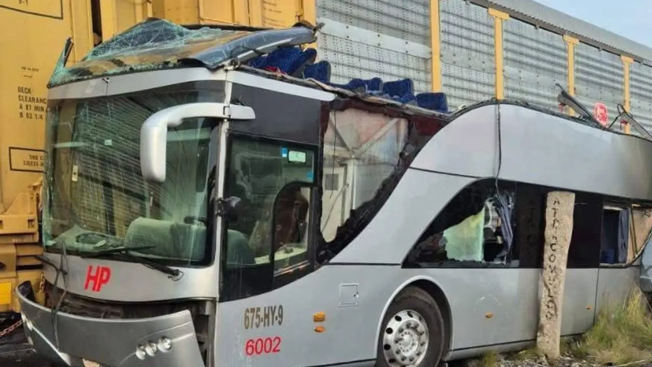 Dan de alta a 44 heridos del choque entre tren y autobús en Atlacomulco. Foto: Especial