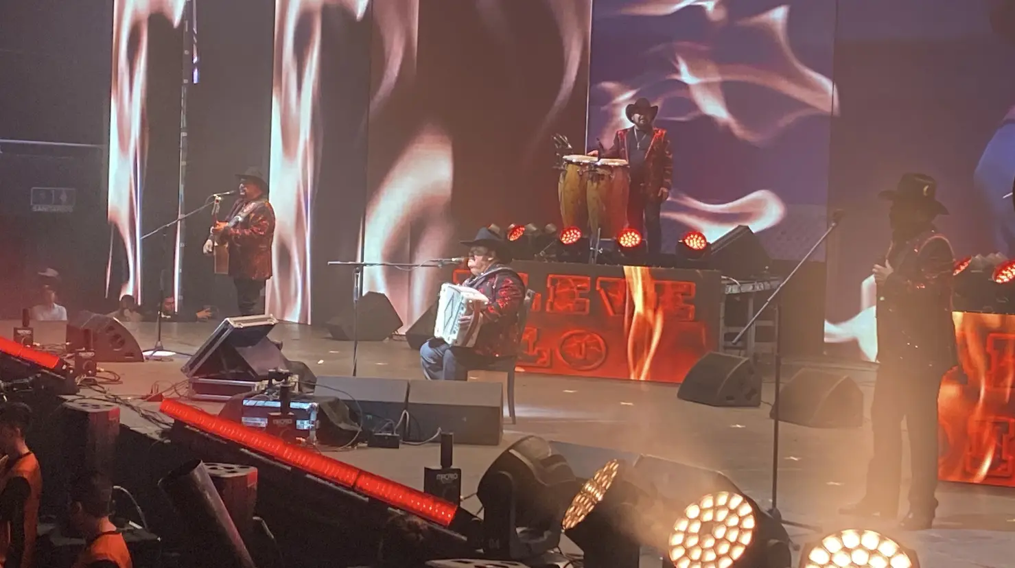 Ramón Ayala y sus Bravos del Norte cantaron en la Arena Monterrey durante dos horas. Foto. Arturo González.