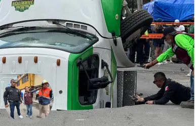 Camión de Jarritos se hunde en un socavón gigante en Iztapalapa: ¿qué pasó?