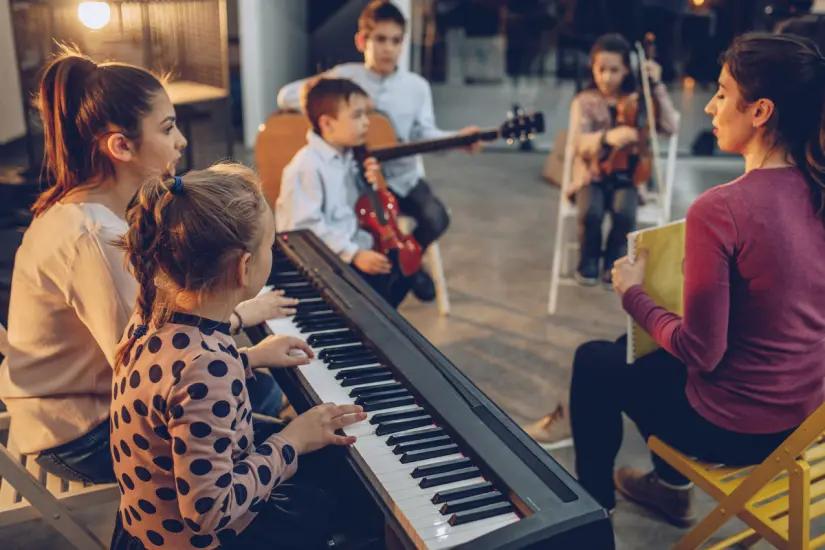 Grupo de jóvenes tomando clases de música. Foto: Canva
