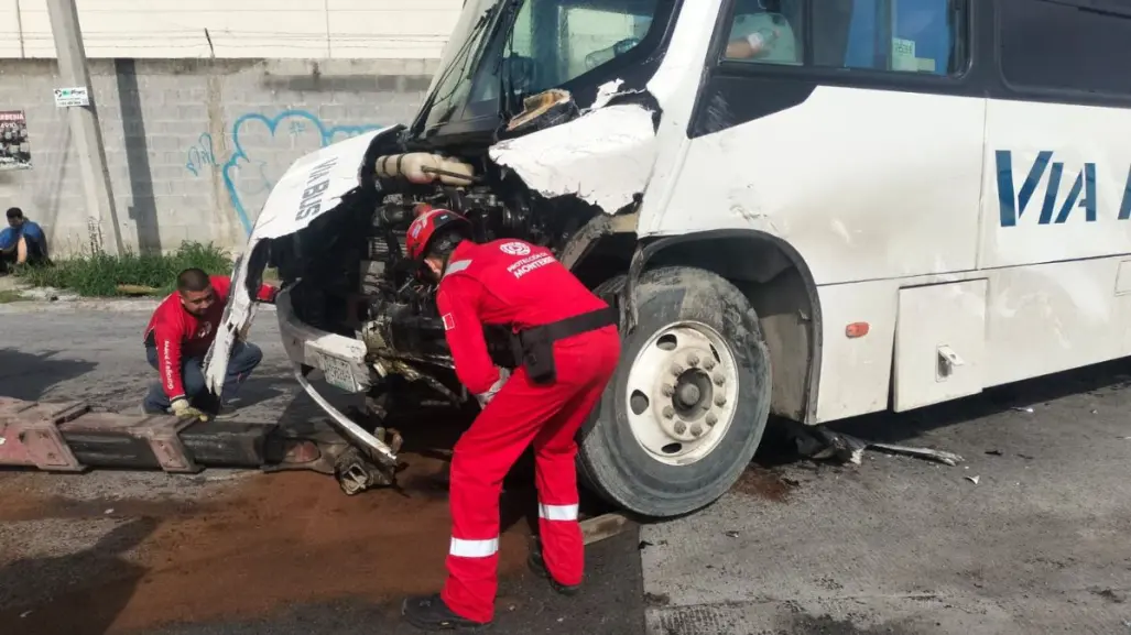 Accidente en Monterrey causa derrame de aceite y cierre de cruce temporal