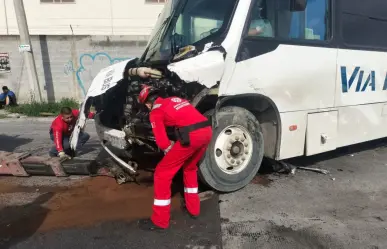 Accidente en Monterrey causa derrame de aceite y cierre de cruce temporal