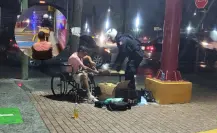 Acto solidario: policía auxilia a ciudadano en silla de ruedas en Guadalupe tras lluvias