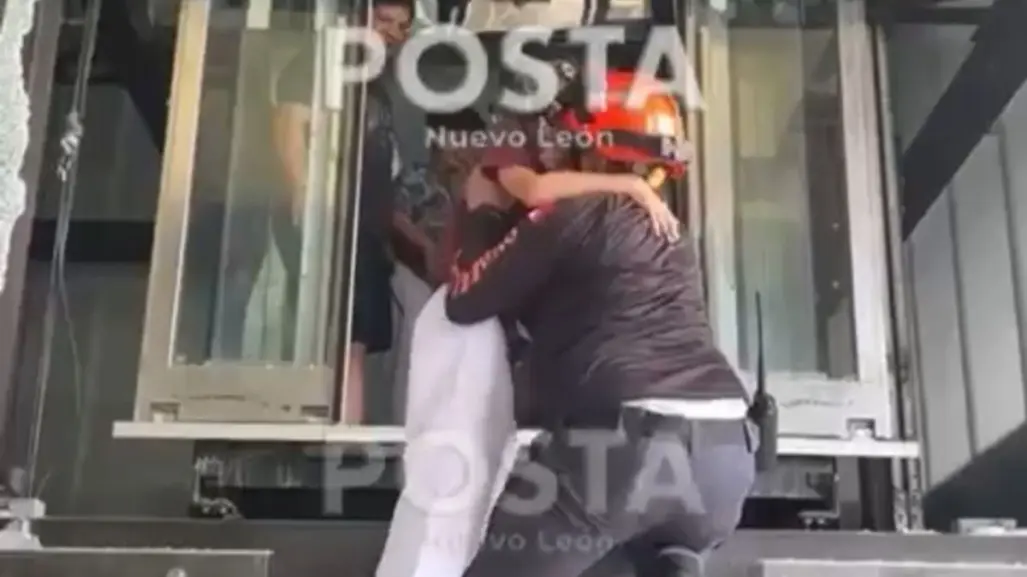 VIDEOl Así fue el rescate de niños y adultos atrapados en elevador de Guadalupe