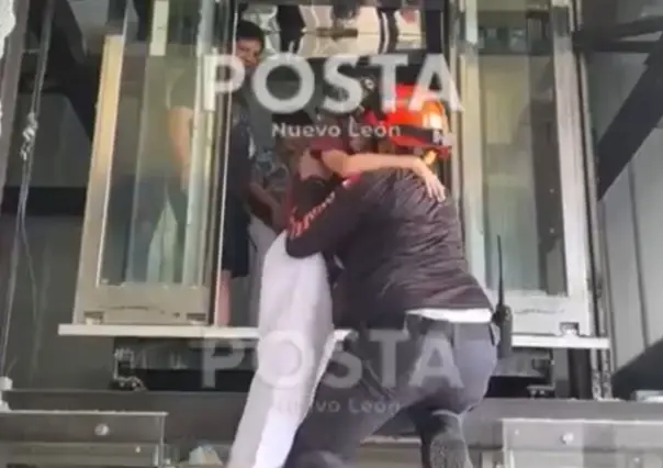 VIDEOl Así fue el rescate de niños y adultos atrapados en elevador de Guadalupe