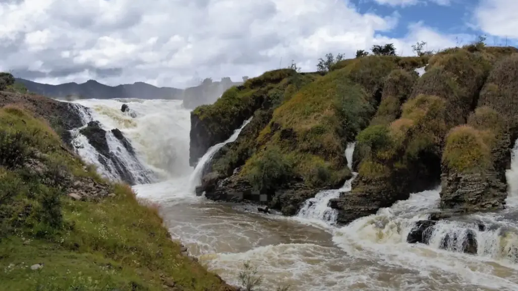 Presa Caboraca de Canatlán ya derrama al río La Sauceda y estos son los peligros