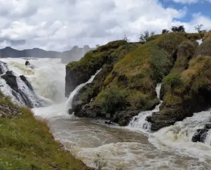 Presa Caboraca de Canatlán ya derrama al río La Sauceda y estos son los peligros