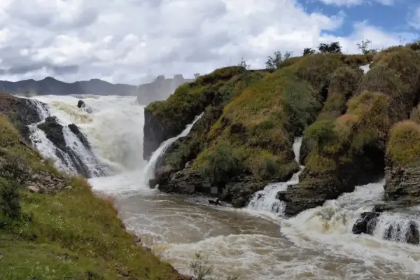 Presa Caboraca de Canatlán ya derrama al río La Sauceda y estos son los peligros