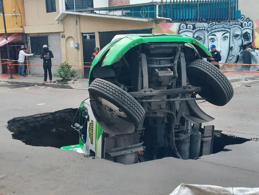Se registra un socavón enorme en Iztapalapa. Foto: X @JOSG4G4RCI4S