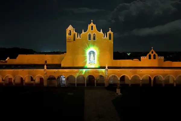 Invita a disfrutar de "Senderos de Luz" el videomapping que enaltece la grandeza de Izamal