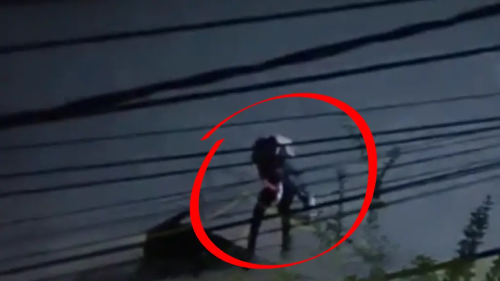 VIDEO | Mujer golpea a niña y casi la atropella un taxi; policías de CDMX se niegan a detenerla