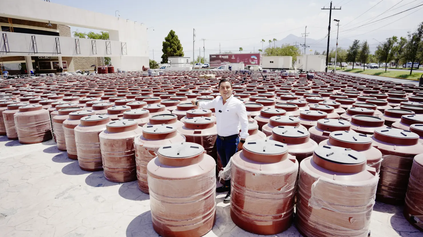 El objetivo es que los tinacos representen una herramienta práctica para resistir los días más críticos de la crisis hídrica. Foto: Gobierno de García.