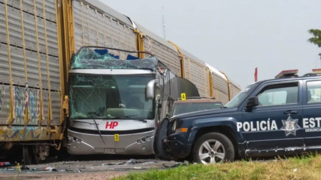 Detienen a chofer de autobús accidentado en Atlacomulco Edomex tras choque con tren que dejó muertos y heridos
