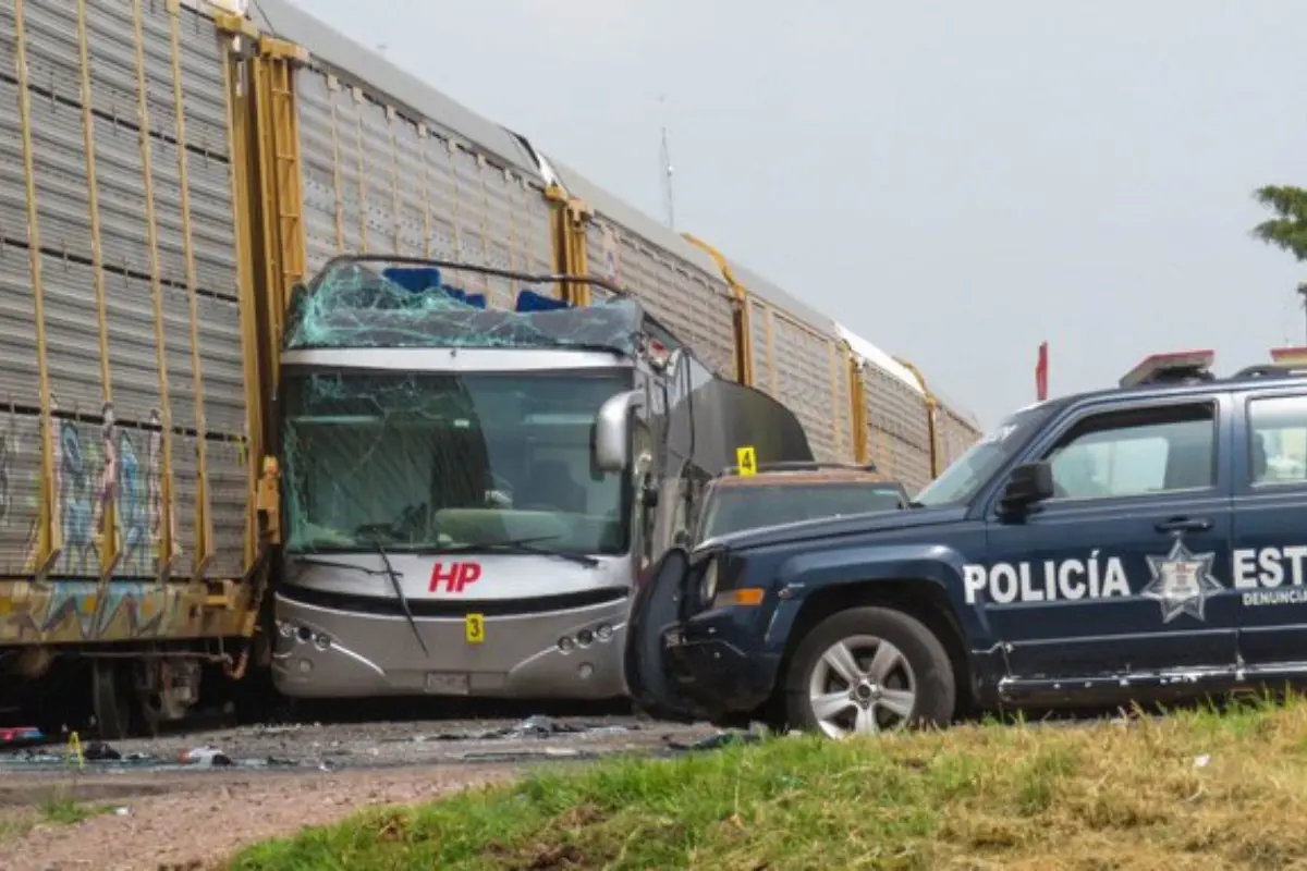 Tren impacta a autobús de pasajeros en Atlacomulco.  Foto: X (@luisghernan)
