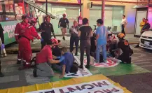 Camión urbano se estrella contra farmacia en el centro de Monterrey