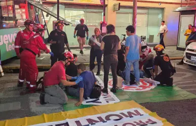 Camión urbano se estrella contra farmacia en el centro de Monterrey