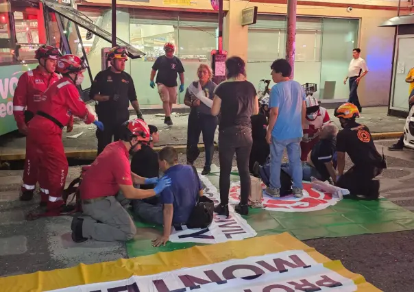 Camión urbano se estrella contra farmacia en el centro de Monterrey