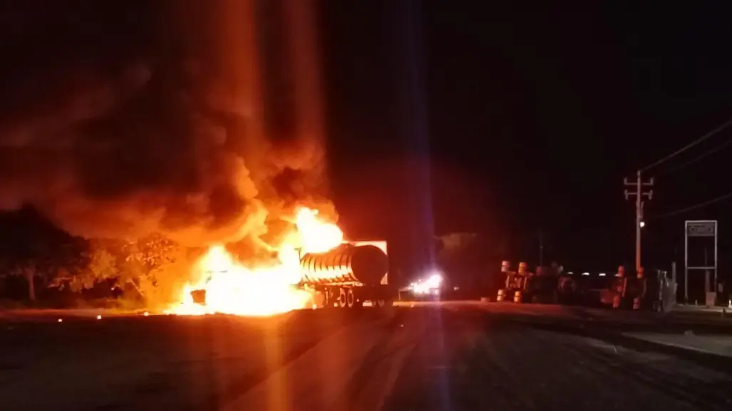 Chocan de frente dos trailers y se incendia una cisterna de diésel sobre carretera Tampico-Victoria
