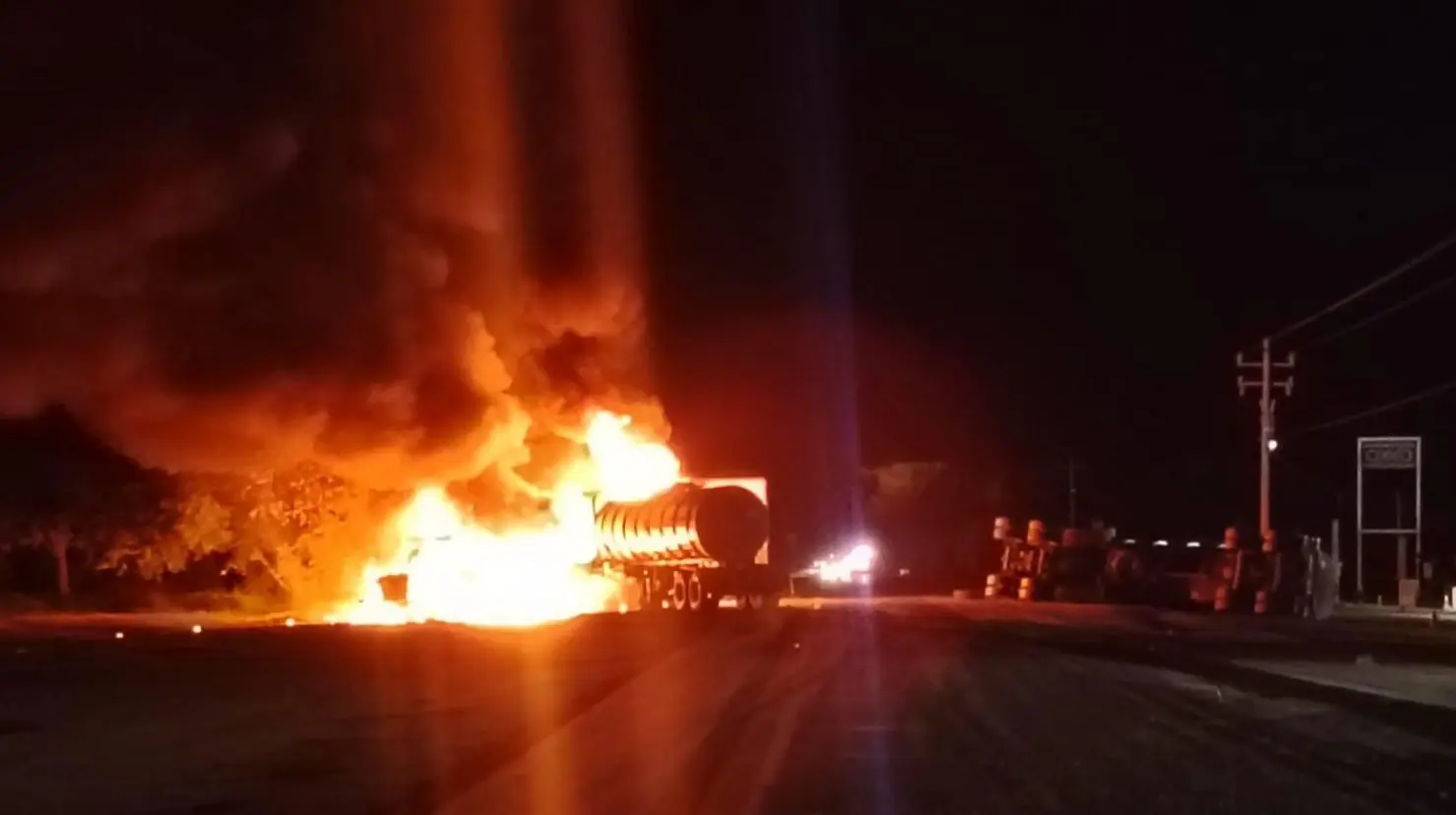 Chocan de frente dos trailers y se incendia una cisterna de diésel sobre carretera Tampico-Victoria