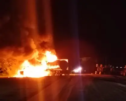 Chocan de frente dos trailers y se incendia una cisterna de diésel sobre carretera Tampico-Victoria
