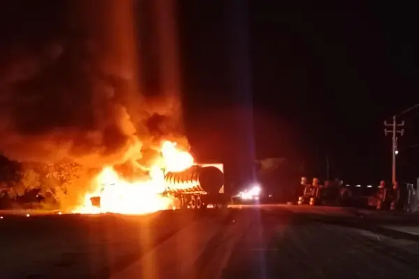 Chocan de frente dos trailers y se incendia una cisterna de diésel sobre carretera Tampico-Victoria
