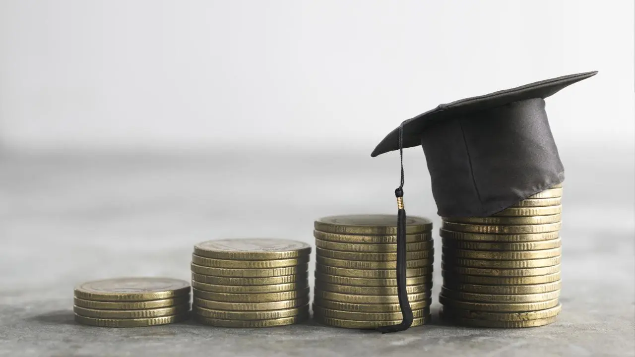 Conoce las becas para primaria y secundaria que podrás solicitar en septiembre. Foto: Canva