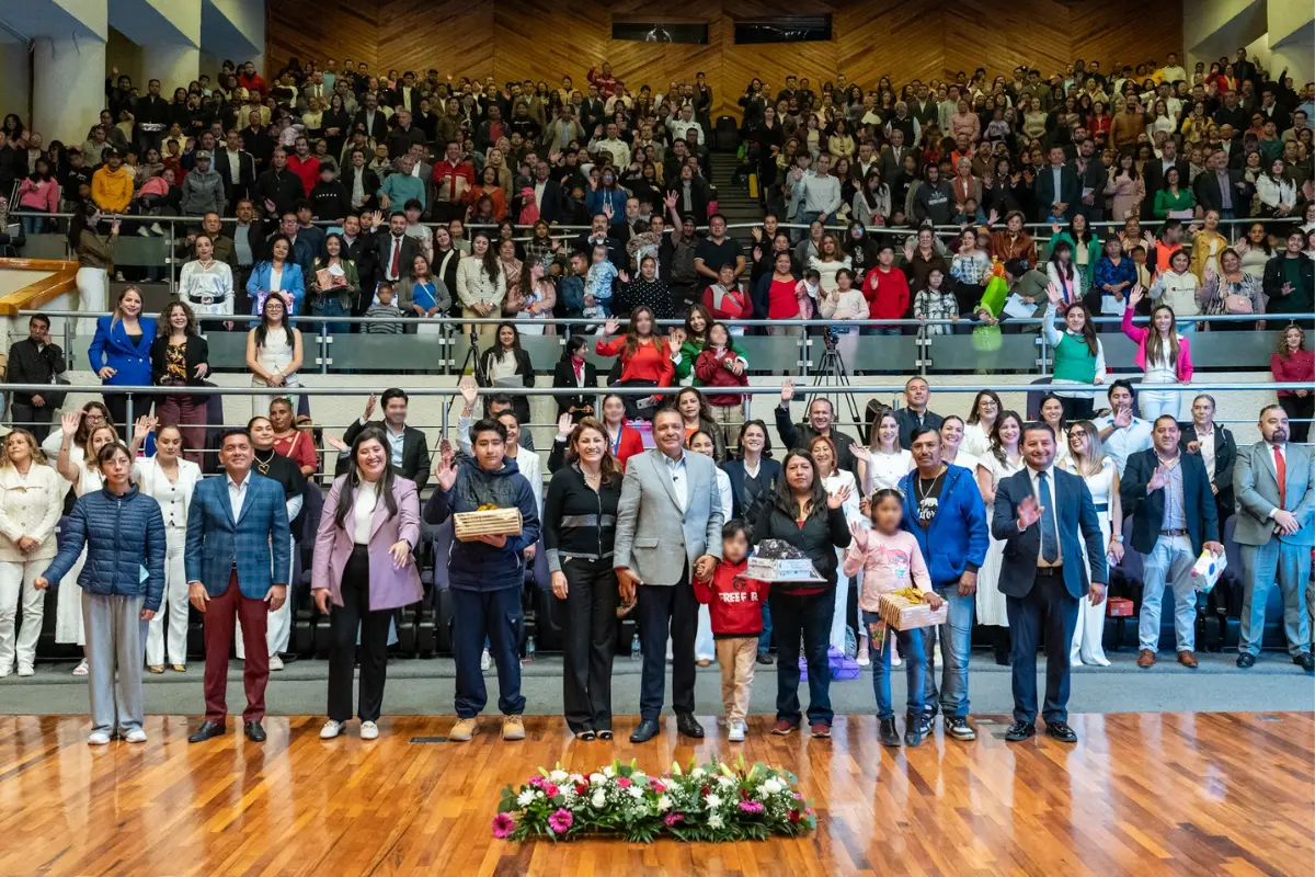Autoridades del DIF Toluca en la presentación del programa Ahijado DIF. Foto: FB (Ayuntamiento de Toluca)