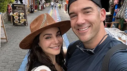 Martha Higareda y Lewis Howes revelan el sexo de sus gemelos