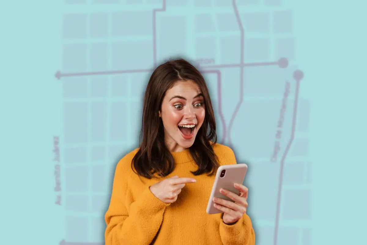 Mujer con celular en mano Foto: Canva