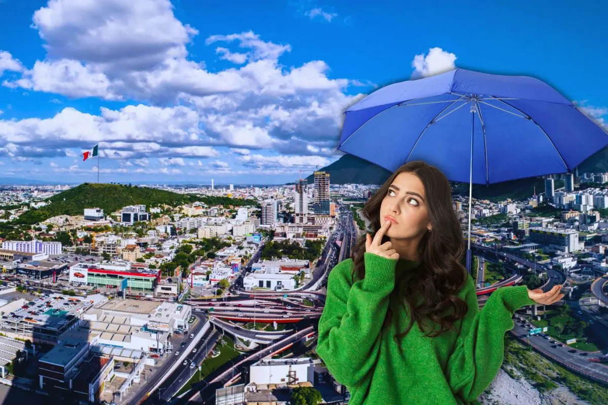 Mujer confundida con paraguas y de fondo la ciudad de Monterrey Foto: Canva