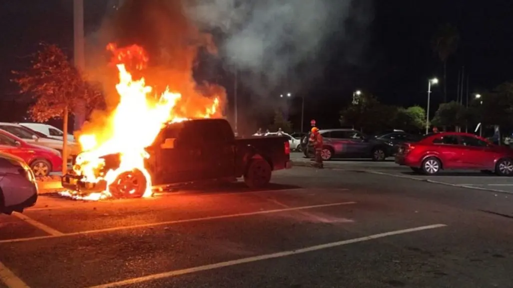 Reportan incendio de vehículo en estacionamiento de supermercado en Juárez