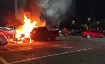 Reportan incendio de vehículo en estacionamiento de supermercado en Juárez