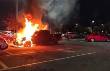 Reportan incendio de vehículo en estacionamiento de supermercado en Juárez