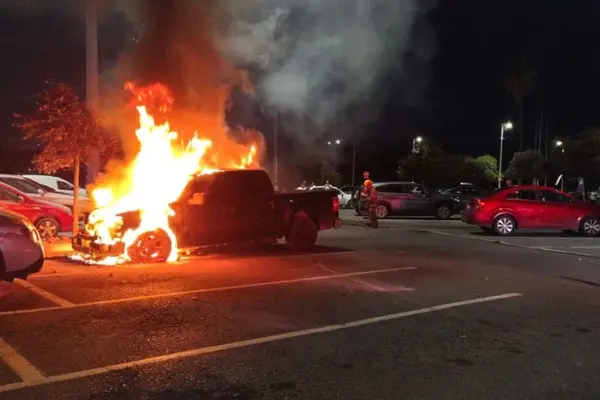 Reportan incendio de vehículo en estacionamiento de supermercado en Juárez