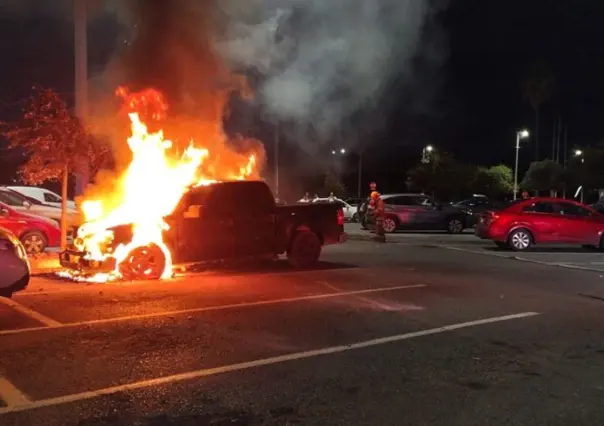Reportan incendio de vehículo en estacionamiento de supermercado en Juárez