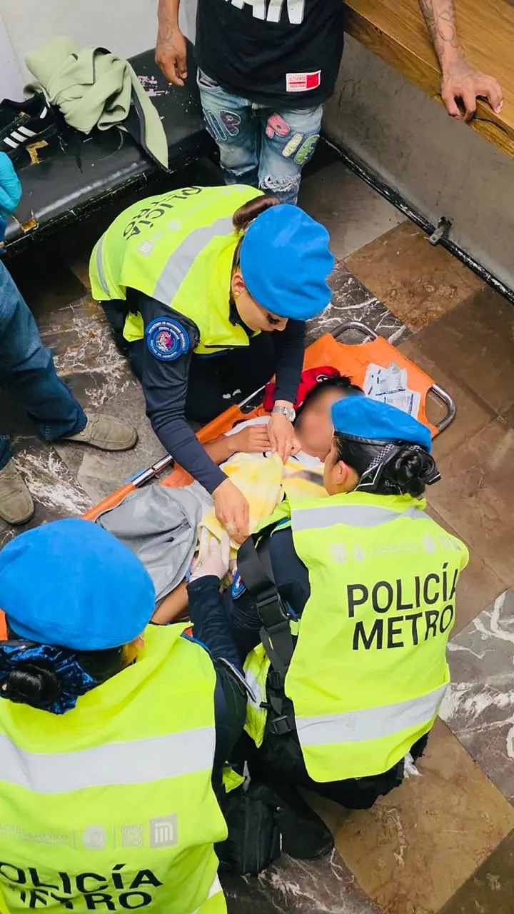 Policías ayudan a mujer embarazada. Foto: X @AdrianRubalcava