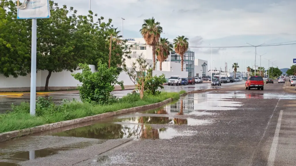 Derrame de aguas negras afecta a la colonia 8 de Octubre tras lluvia de este sábado