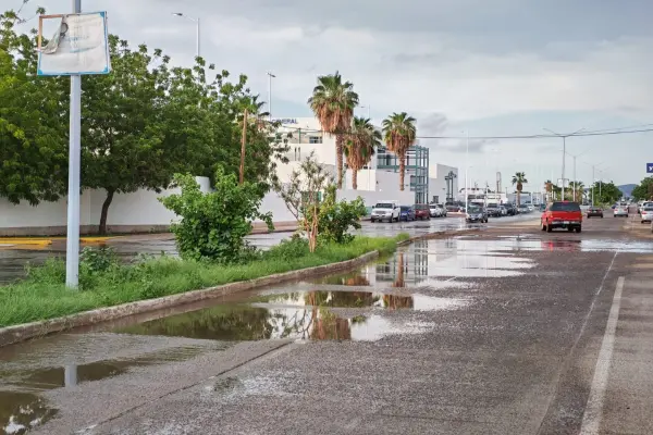 Derrame de aguas negras afecta a la colonia 8 de Octubre tras lluvia de este sábado