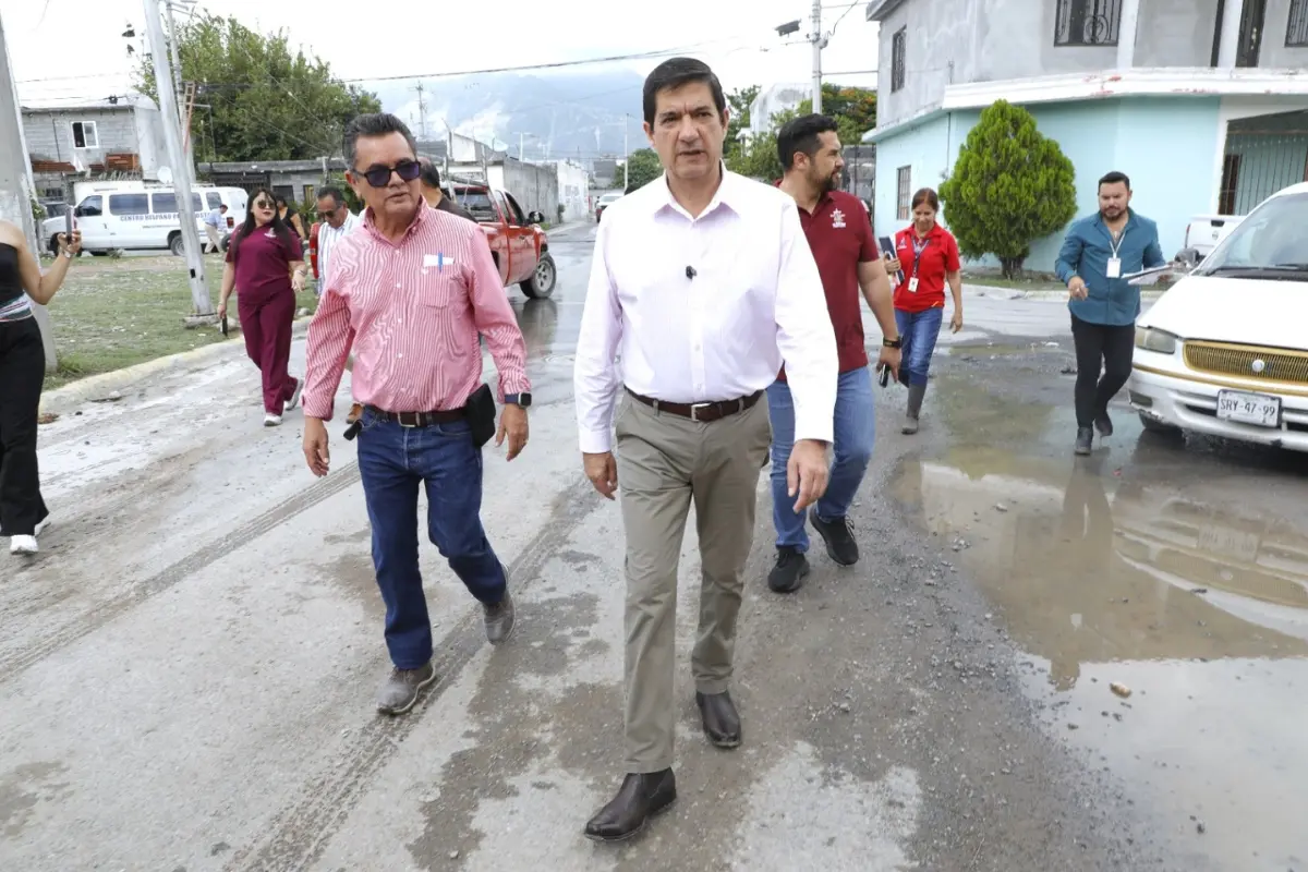El secretario del Ayuntamiento, Felipe Canales, quien junto con personal de distintas dependencias recorrió las zonas afectadas. Foto: Gobierno de Escobedo