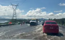 Inundación en carretera Lerma-Tenango complica tránsito luego de intensas lluvias en Edomex