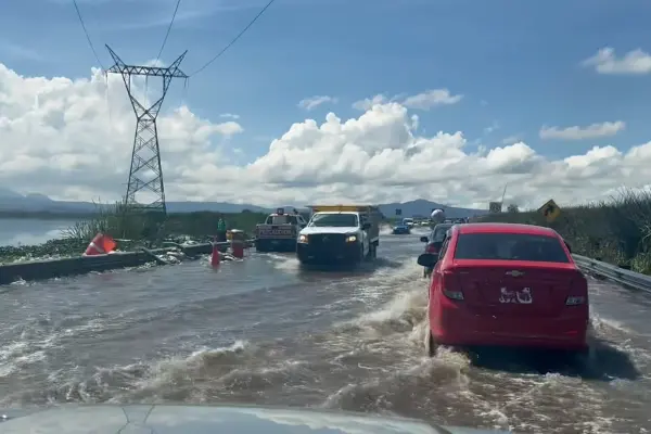 Inundación en carretera Lerma-Tenango complica tránsito luego de intensas lluvias en Edomex