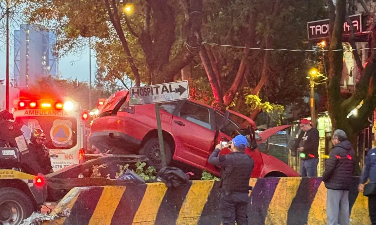 Accidente en camellón de alcaldía Miguel Hidalgo. Foto: Ramón Ramírez