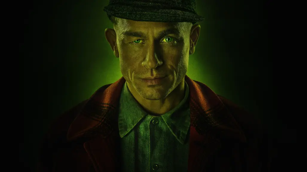 Charlie Hunnam se convierte en un asesino en el tráiler de Monstruo: La historia de Ed Gein