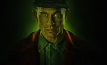 Charlie Hunnam se convierte en un asesino en el tráiler de Monstruo: La historia de Ed Gein