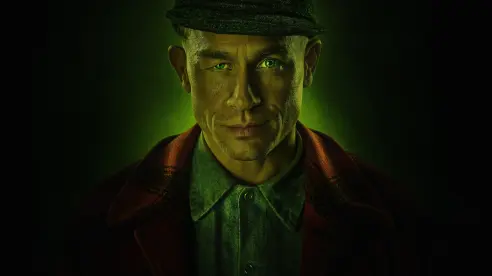 Charlie Hunnam se convierte en un asesino en el tráiler de Monstruo: La historia de Ed Gein