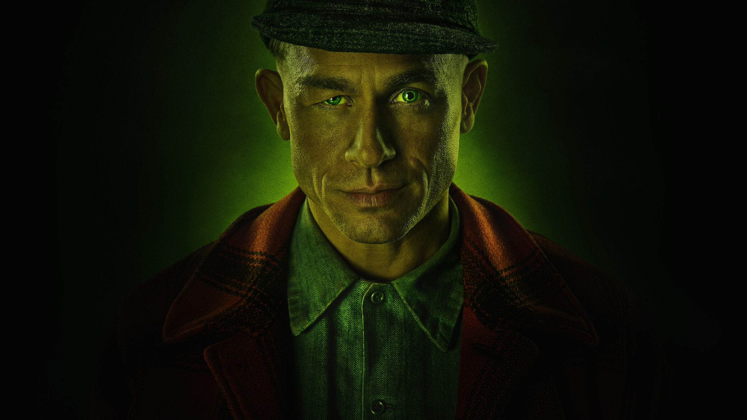 Charlie Hunnam se convierte en un asesino en el tráiler de Monstruo: La historia de Ed Gein