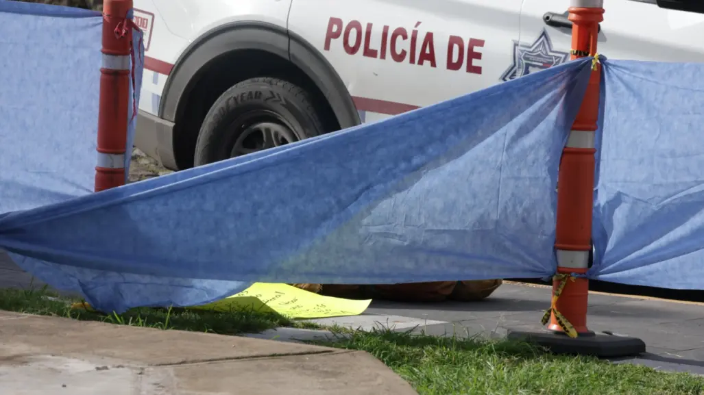 En pleno 15 de septiembre dejan cuerpo envuelto en una lona a 3 calles del zócalo de Puebla