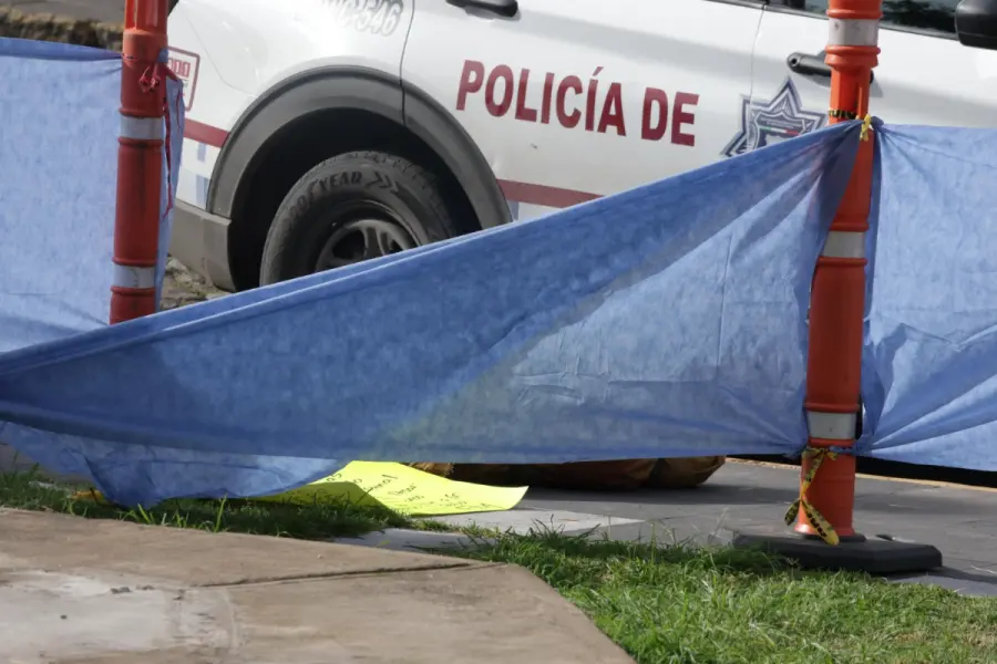 En pleno 15 de septiembre dejan cuerpo envuelto en una lona a 3 calles del zócalo de Puebla