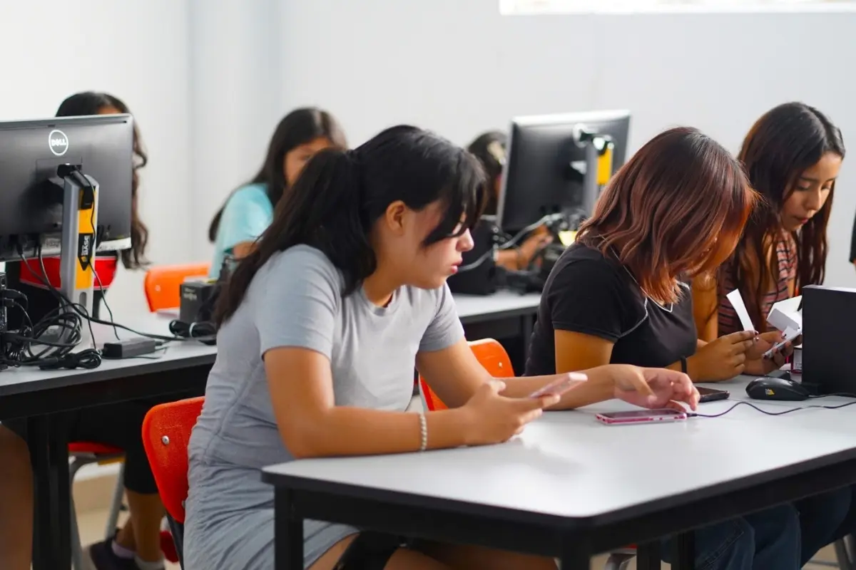 Jóvenes estudiantes. Foto: Universidad Ciudadana en Centros Comunitarios